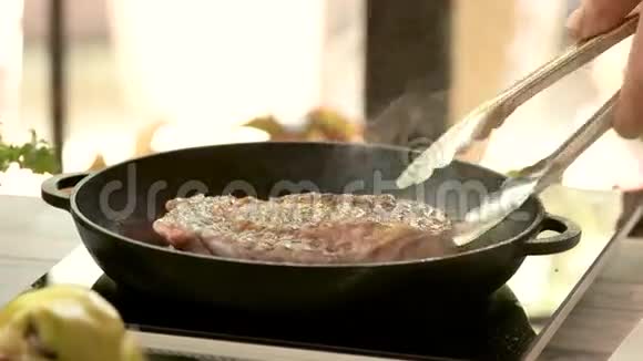 烤盘上的肉视频的预览图