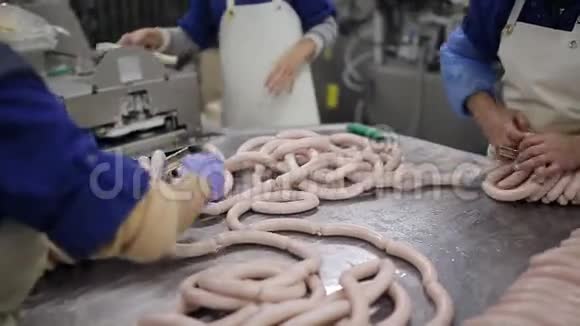 肉类产品制造生产部门追踪香肠末端的员工工人线程图视频的预览图