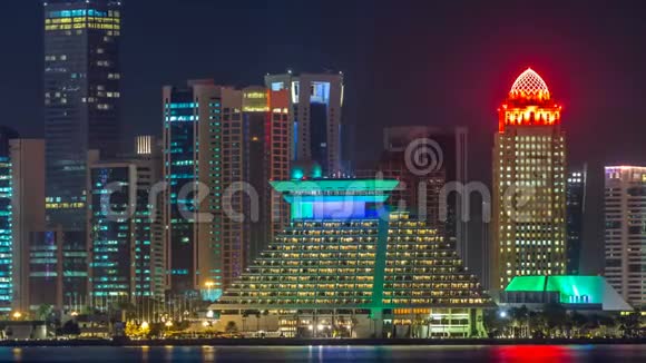 多哈摩天大楼在市中心天际线夜晚卡塔尔中东视频的预览图