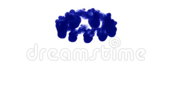 大量的孤立的蓝色墨水注入蓝色书写的墨水在水中混合在缓慢的运动中拍摄使用墨水视频的预览图
