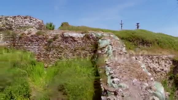 新奥杜努古堡的废墟空中视频的预览图
