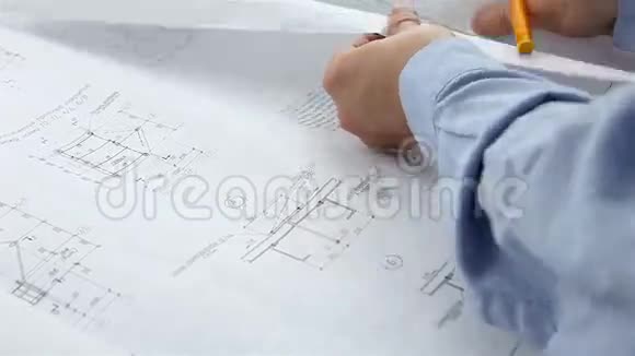 工程师检查施工图纸视频的预览图