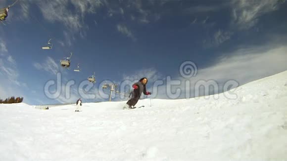 滑雪者在斜坡上滑雪的慢动作视频的预览图