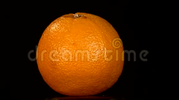 熟橙隔离在黑色上旋转视频的预览图
