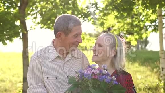 公园里快乐祖父母的肖像视频的预览图