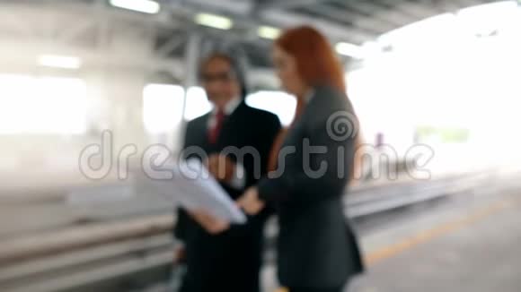 火车站的商人男女视频的预览图