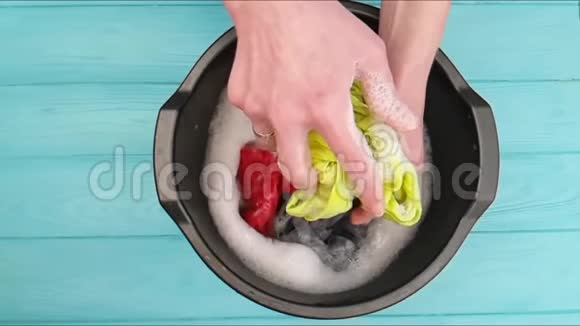 手洗衣服家用盆里视频的预览图