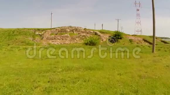新奥杜努古堡的废墟空中视频的预览图