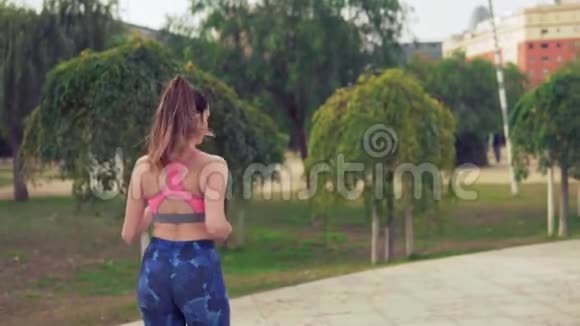 在公园里跑步的健康女人的慢动作视频运动训练视频的预览图