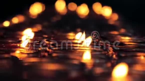 中国佛教寺庙中燃着蜡烛的特写镜头视频的预览图