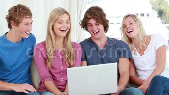 快乐的朋友在笔记本电脑前笑视频的预览图