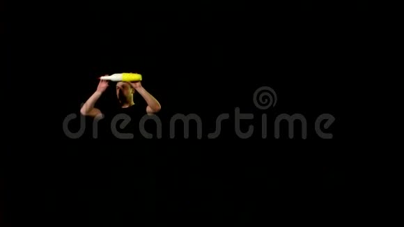 年轻人用黄色摇床做鸡尾酒视频的预览图