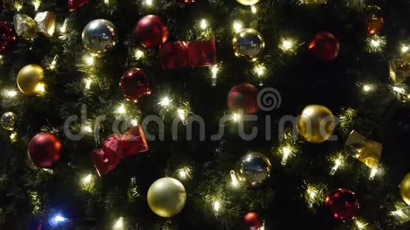装饰和点燃的圣诞树视频的预览图