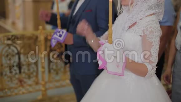 新婚夫妇在教堂举行婚礼视频的预览图