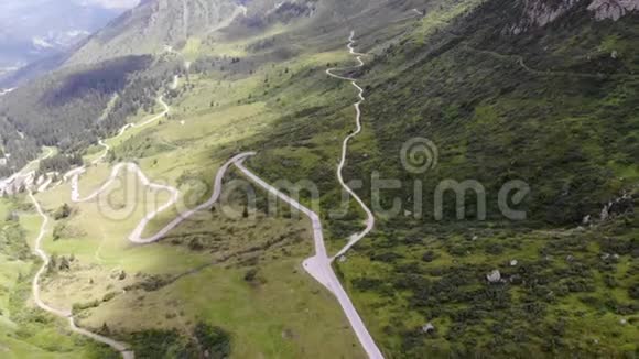 空中射击阿尔卑斯山公路越野赛视频的预览图
