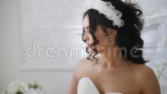 漂亮的深色新娘时尚婚纱专业化妆视频的预览图