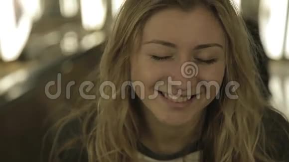 美丽的女孩在镜头前微笑视频的预览图