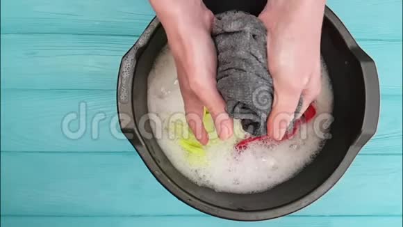 双手在家居盆里洗衣服视频的预览图