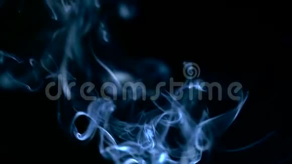 蓝色烟雾在黑色背景下缓缓升起视频的预览图