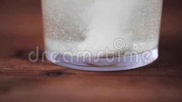 泡腾药丸溶于水中视频的预览图