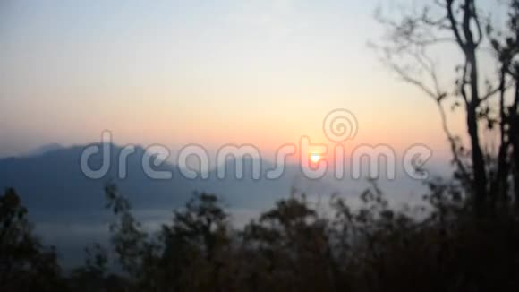 晨雾日出的蒲头山景观视频的预览图