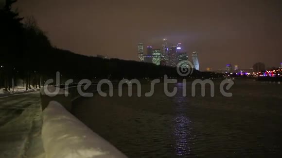 莫斯科冬季的夜晚河流视频的预览图