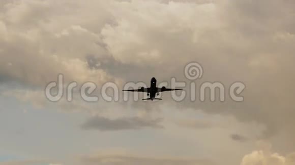 客机在日落时分起飞背景是一片美丽的云层美丽的天空视频的预览图