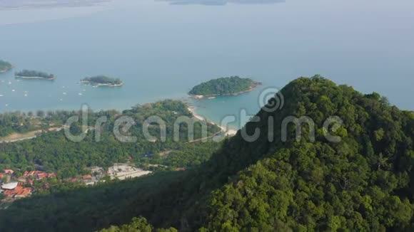 马来西亚兰卡维岛海滩度假村鸟瞰图视频的预览图