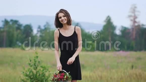 绿色田野上穿着黑色短裙的漂亮女孩视频的预览图