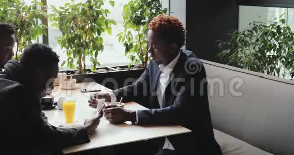 在咖啡馆聊天的非洲朋友视频的预览图