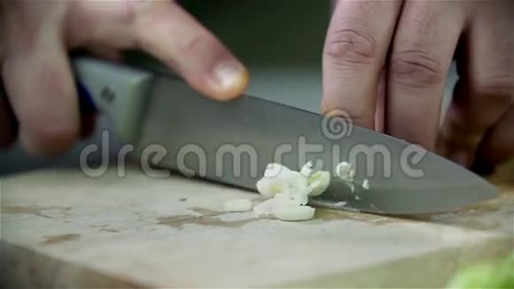在木桌上割韭菜视频的预览图