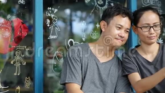 快乐的亚洲男人和女朋友一起用手机视频的预览图