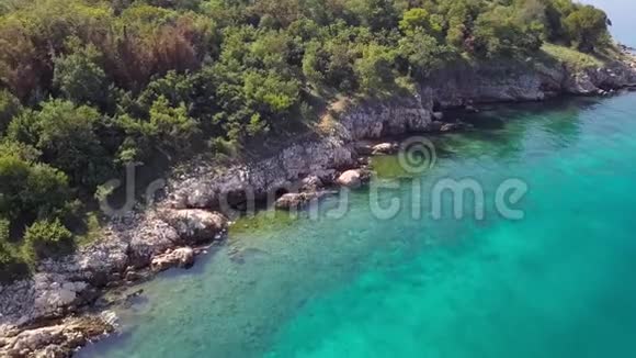 克罗地亚克里克岛海岸线上晶莹剔透的水的鸟瞰图视频的预览图
