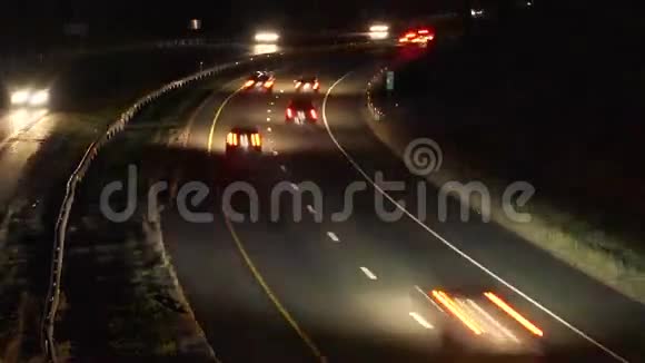 公路上的汽车和卡车视频的预览图