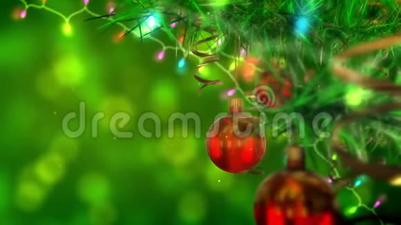绿色圣诞树上的红球和花环循环三维动画视频的预览图