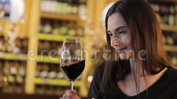 女人喝红酒女孩喝红酒年轻漂亮的女孩喝红酒视频的预览图