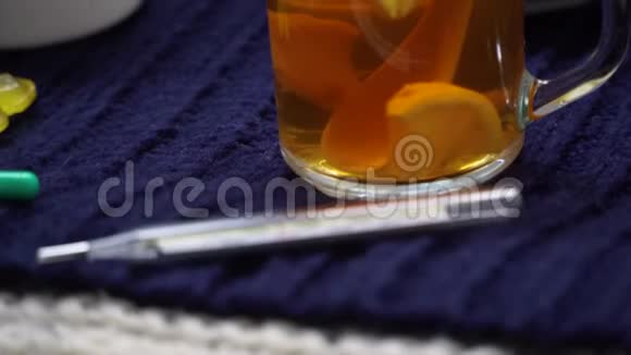 柠檬药片和温度计果酱和浆果茶的静物治疗感冒的概念视频的预览图