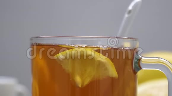 柠檬药片和温度计果酱和浆果茶的静物治疗感冒的概念视频的预览图