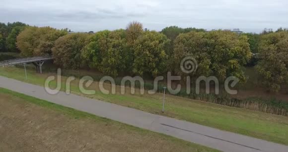 荷兰多德雷希特公园彩色秋树的鸟瞰图视频的预览图