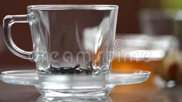 桌子上有一杯透明的茶视频的预览图