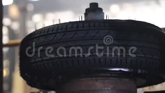 汽车轮胎的生产视频的预览图