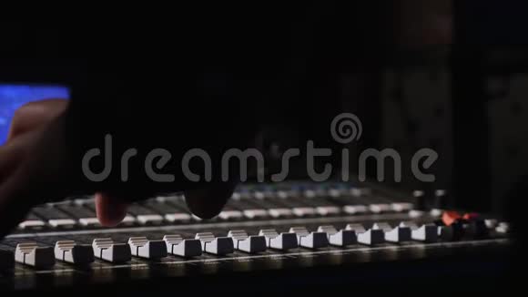 录音室音频控制台的4K镜头和一只手拉起旋钮音频控制台视频的预览图