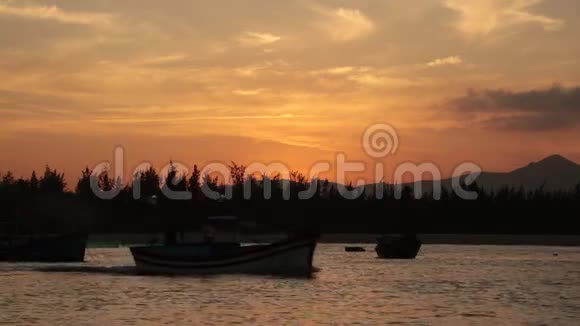 日落的天空与钓鱼船视频的预览图