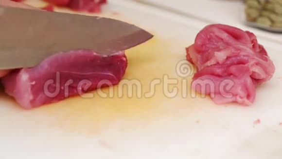 牛肉牛排切割视频的预览图