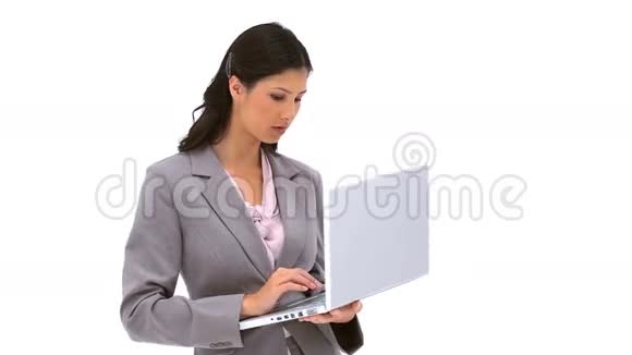 秘书在她的笔记本电脑上工作视频的预览图