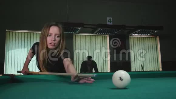年轻女孩打俄罗斯台球视频的预览图