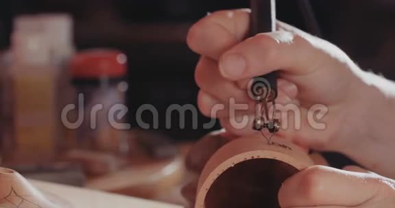 艺术家用火术装饰木材视频的预览图