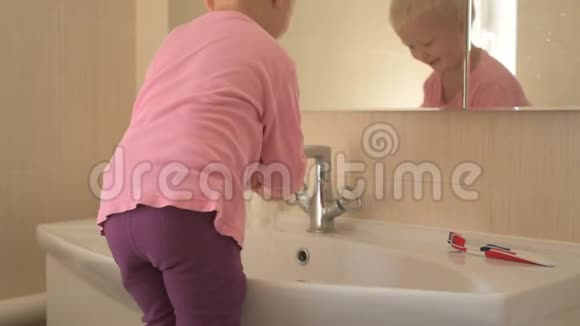 快乐男孩用肥皂洗手在浴室刷牙孩子爱水和卫生程序水资源活动视频的预览图