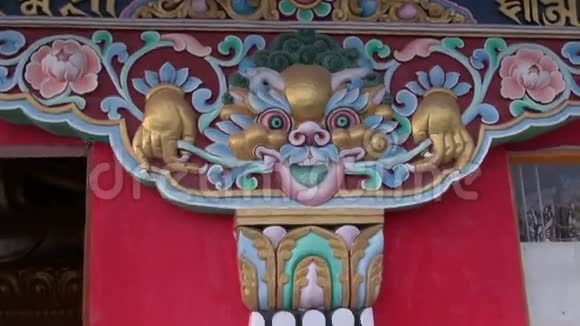 印度达兰萨拉的佛寺装饰华丽视频的预览图