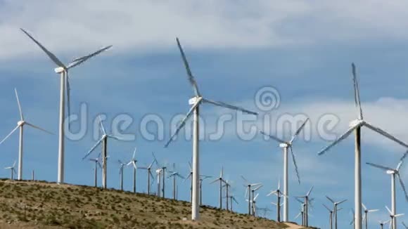 加州棕榈泉附近的风力发电机视频的预览图